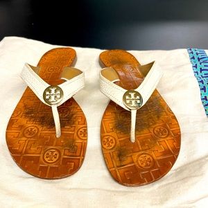 Tory Burch Thora flip flop in ivory with gold emblem!